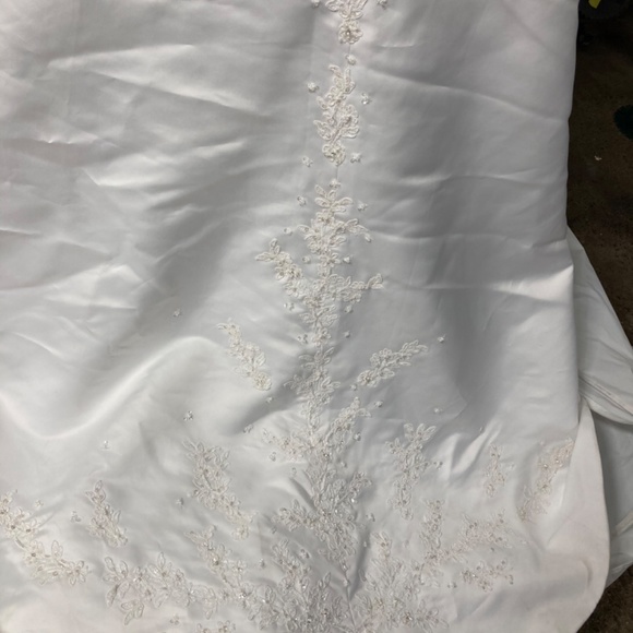 David bridal wedding dress - Picture 4 of 4